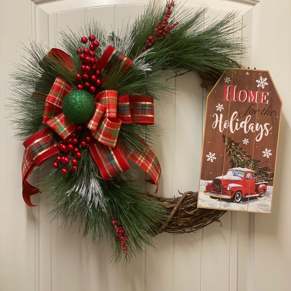 18’ Red, Green & White Christmas Wreath - Picture 2 of 5